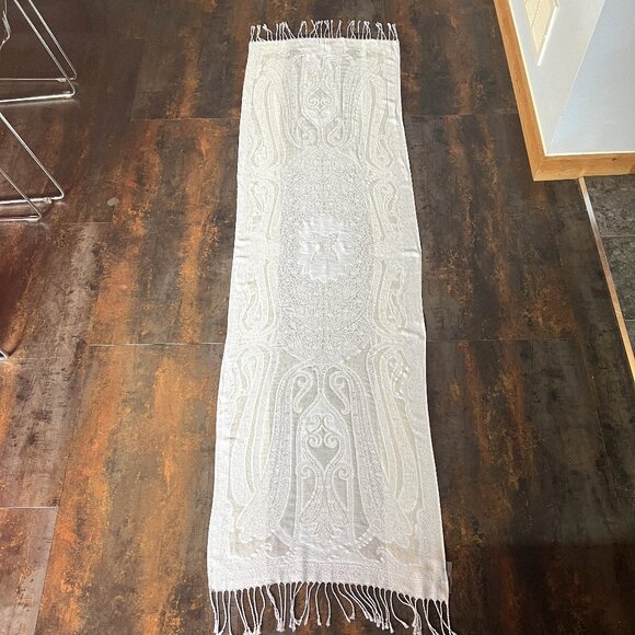 NWT Vince Camuto Extra Long Light Grey Metallic Scarf/Wrap with Fringe - Picture 2 of 11